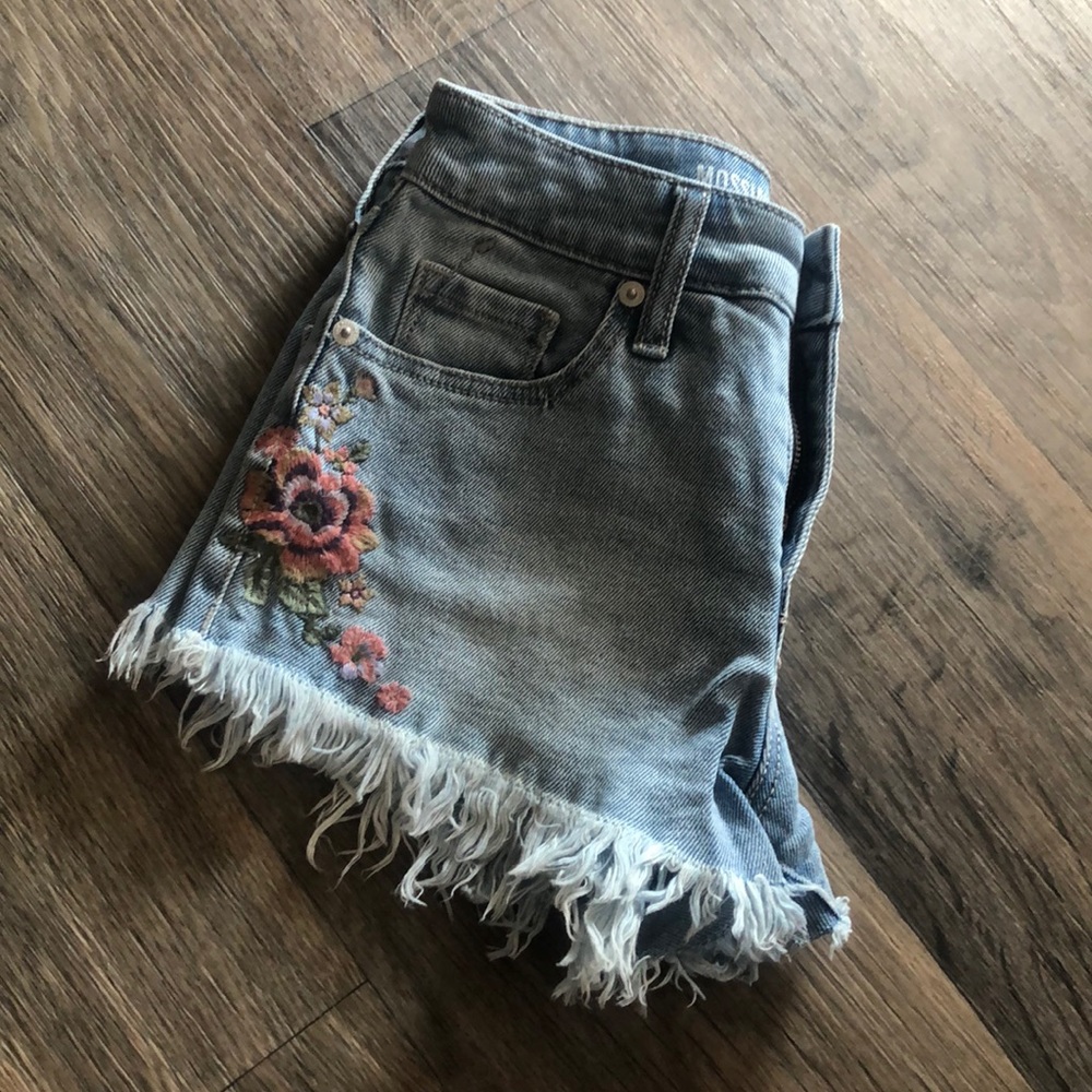 Jean shorts with flower embossing